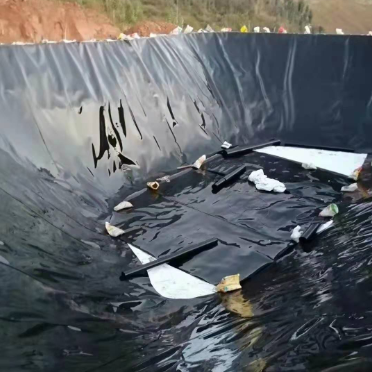 Tarımsal ve Endüstriyel Uygulamalarda Dayanıklı Sızdırmaz Bariyer için Delinmeye Dirençli HDPE Geomembran Astar