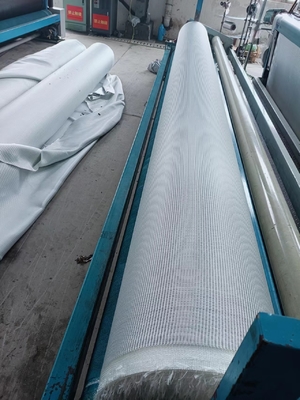 Güç Dikişli Jeotekstil Kumaş 50m-100m Uzunluk 5.2m Genişlik CBR Delik Gücü ≥12KN İnşaat projeleri için mükemmel