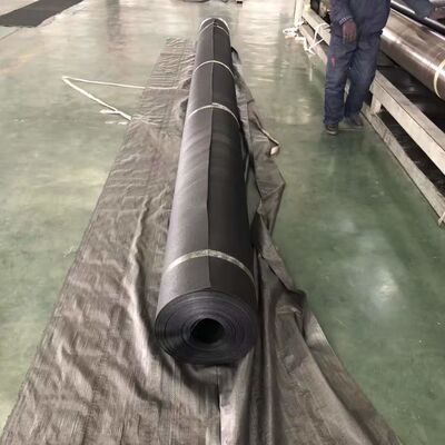 Çekme Dayanımı ≥15MPa HDPE Jeomembran Liner Genişlik 1 ila 12 Metre Oksijen İndeksi ≥30 Yüzde Dayanıklı Su Geçirmez Membran