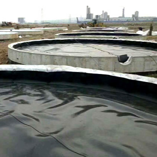 Tarımsal ve Endüstriyel Uygulamalarda Dayanıklı Sızdırmaz Bariyer için Delinmeye Dirençli HDPE Geomembran Astar