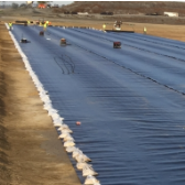 Tarımsal ve Endüstriyel Uygulamalarda Dayanıklı Sızdırmaz Bariyer için Delinmeye Dirençli HDPE Geomembran Astar