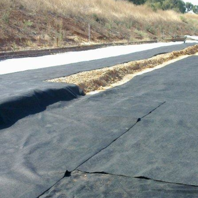 Çiçek bahçesi ve bahçe yolları için siyah dokunulmamış jeotekstil yabani ot bariyer kumaşı