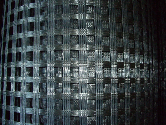Biaxial Warp Fiberglass Geogrid Roll Uzunluğu 50m-100m Ağ Boyutu 25mm X 25mm Toprak Ayrımcılığı ve Güçlendirme için
