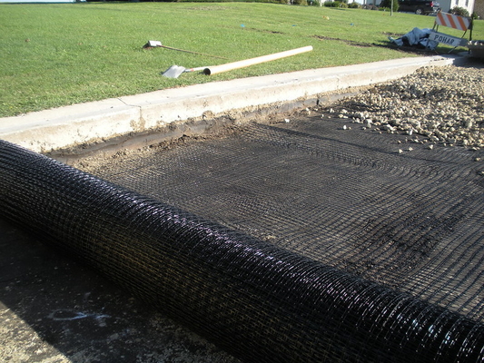 Yol İnşaatı için Mükemmel UV Direnci Cam Elyaf Geogrid 1m-6m Genişliği 12-50mm ızgara Boyutu