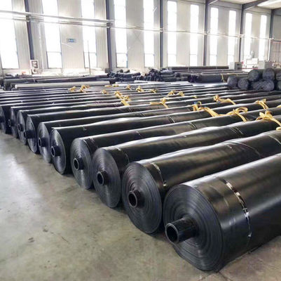 Karbon Siyah İçeriği 2.0-3.0 Yüzde HDPE Geomembran Döşeme Kalınlığı 0.1-3.0mm Pençürme Direnci 20N Endüstriyel Uygulamalar için Uygun