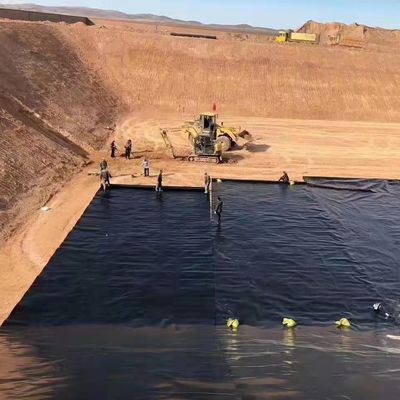 Karbon Siyah İçeriği 2.0-3.0 Yüzde HDPE Geomembran Döşeme Kalınlığı 0.1-3.0mm Pençürme Direnci 20N Endüstriyel Uygulamalar için Uygun